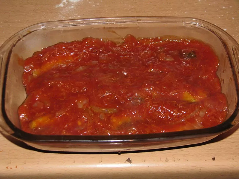 Ceptas reņģes tomātu mērcē