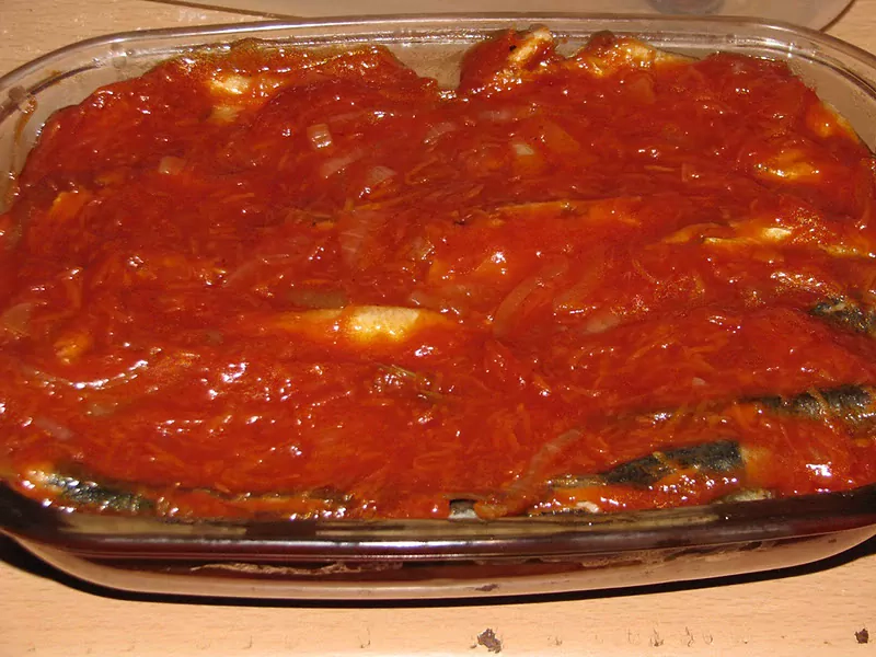 Ceptas reņģes tomātu mērcē