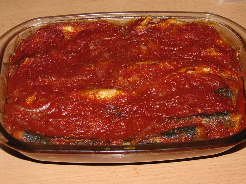 Ceptas reņģes tomātu mērcē