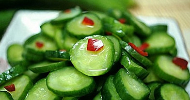 Marinuoti pikantiški agurkų griežinėliai - galite skanauti jau po keletos dienų!