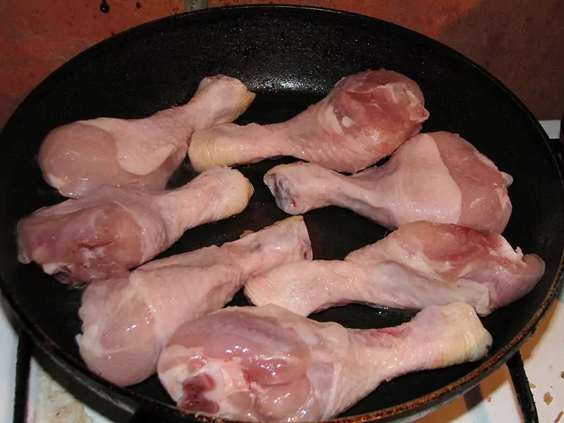 Sautēti (šmorēti) vistu stilbiņi ar burkāniem un skābo krējumu