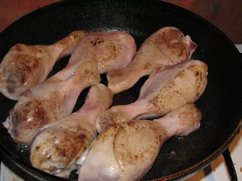 Sautēti (šmorēti) vistu stilbiņi ar burkāniem un skābo krējumu