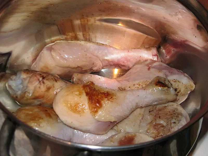 Sautēti (šmorēti) vistu stilbiņi ar burkāniem un skābo krējumu