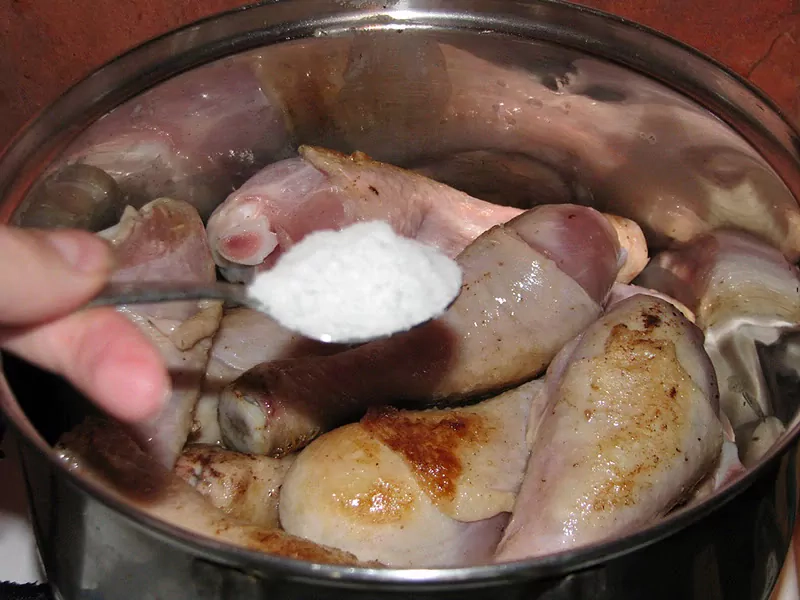 Sautēti (šmorēti) vistu stilbiņi ar burkāniem un skābo krējumu