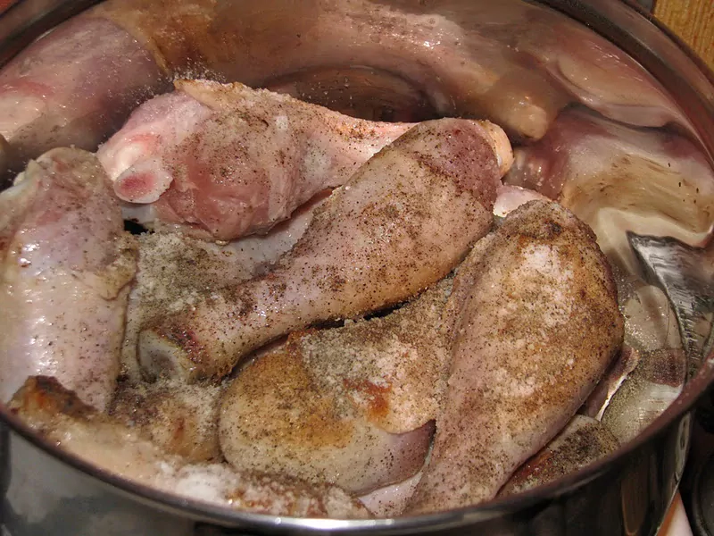 Sautēti (šmorēti) vistu stilbiņi ar burkāniem un skābo krējumu