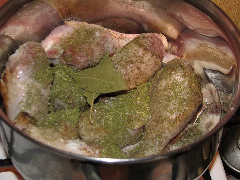 Sautēti (šmorēti) vistu stilbiņi ar burkāniem un skābo krējumu