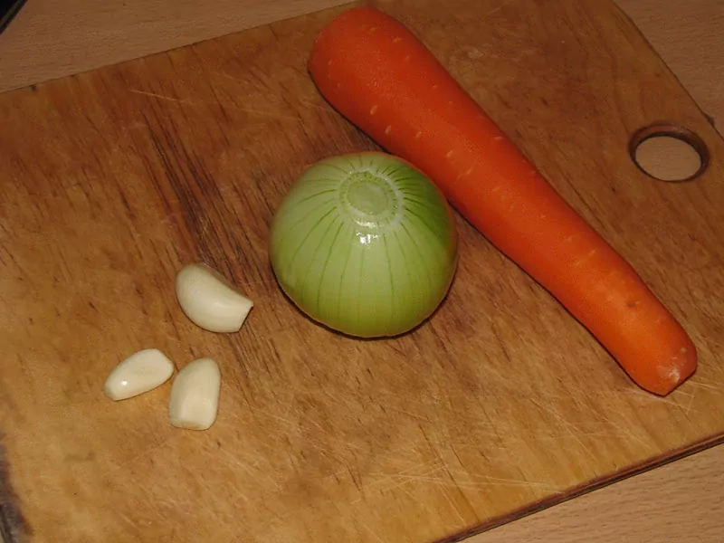 Sautēti (šmorēti) vistu stilbiņi ar burkāniem un skābo krējumu