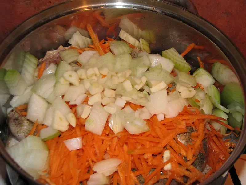 Sautēti (šmorēti) vistu stilbiņi ar burkāniem un skābo krējumu