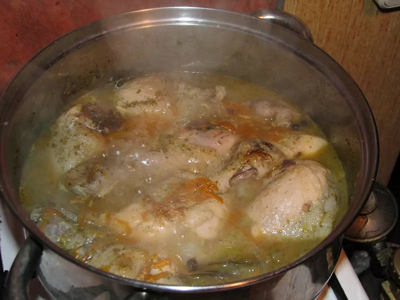 Sautēti (šmorēti) vistu stilbiņi ar burkāniem un skābo krējumu