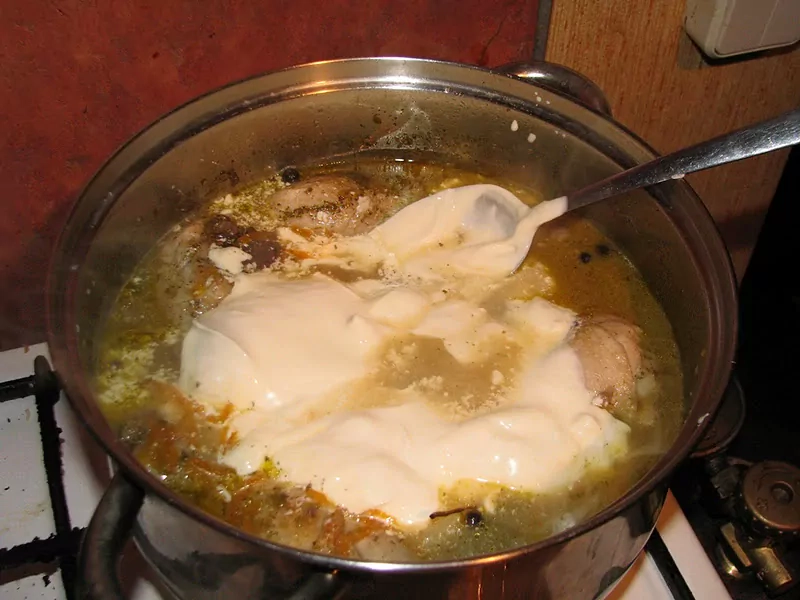 Sautēti (šmorēti) vistu stilbiņi ar burkāniem un skābo krējumu