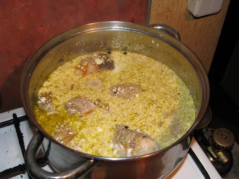 Sautēti (šmorēti) vistu stilbiņi ar burkāniem un skābo krējumu