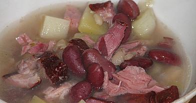 Pupiņu zupa ar kartupeļiem un ribām
