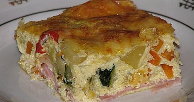 Omlete ar bekonu un dārzeņiem cepeškrāsnī