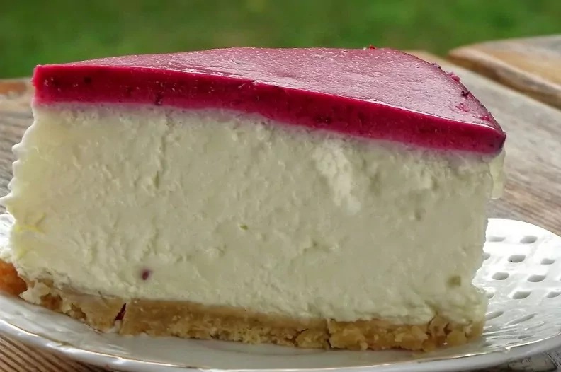 Nekeptas sūrio tortas su baltuoju šokoladu ir juodųjų serbentų putėsiais Nekeptas sūrio tortas su baltuoju šokoladu ir juodųjų serbentų putėsiais