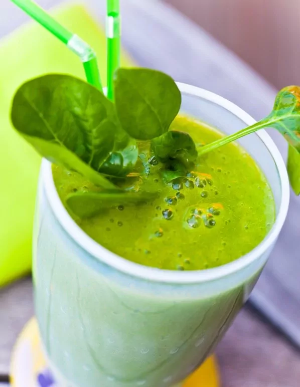 Grüner smoothie mit Spinat und Mango