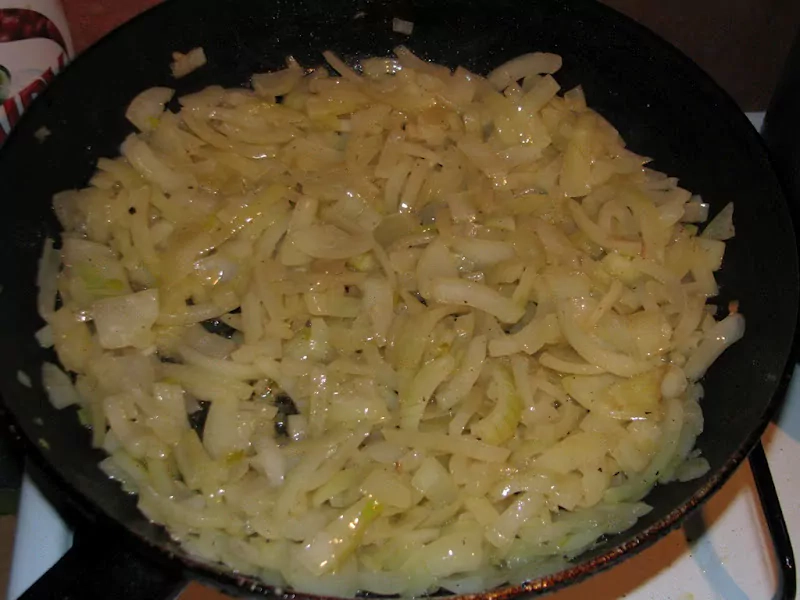 Ceptas aknas ar sīpolu mērcīti