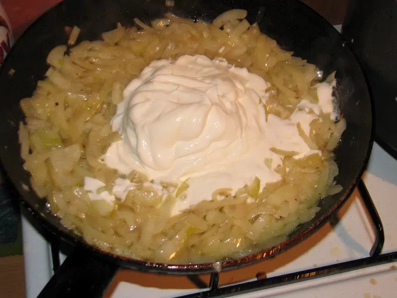 Ceptas aknas ar sīpolu mērcīti