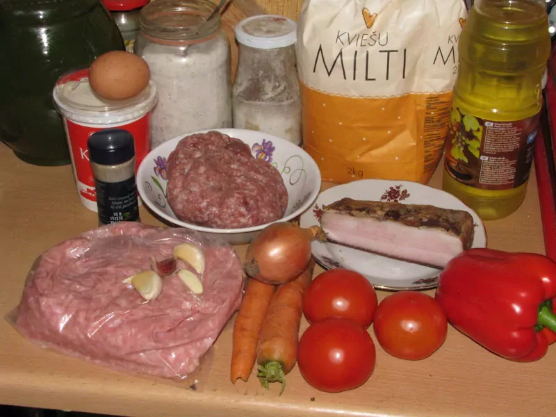 Pildītās kotletes ar bekonu, papriku, tomātiem un sīpoliem