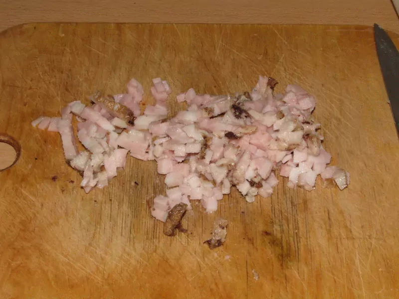 Pildītās kotletes ar bekonu, papriku, tomātiem un sīpoliem