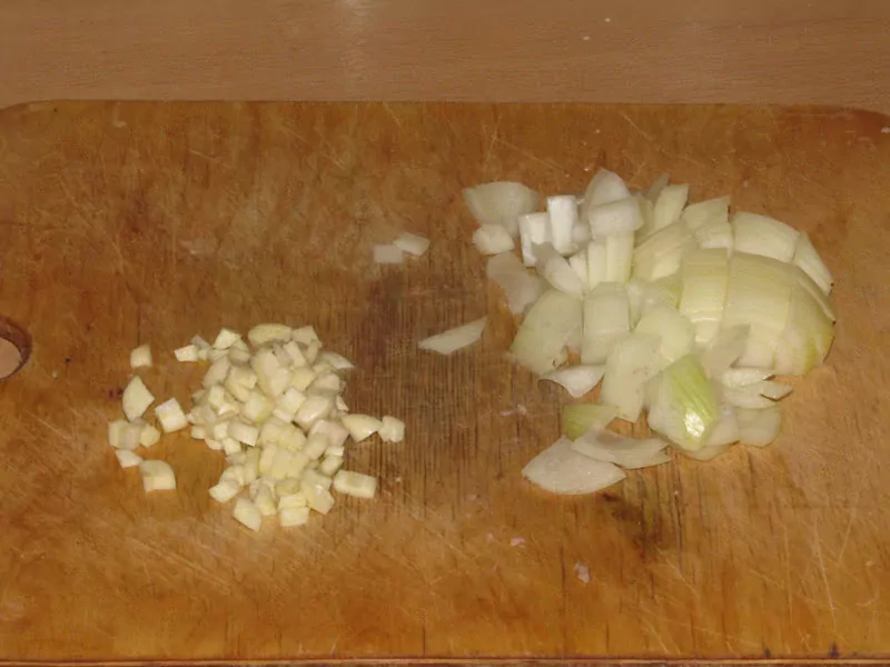 Pildītās kotletes ar bekonu, papriku, tomātiem un sīpoliem