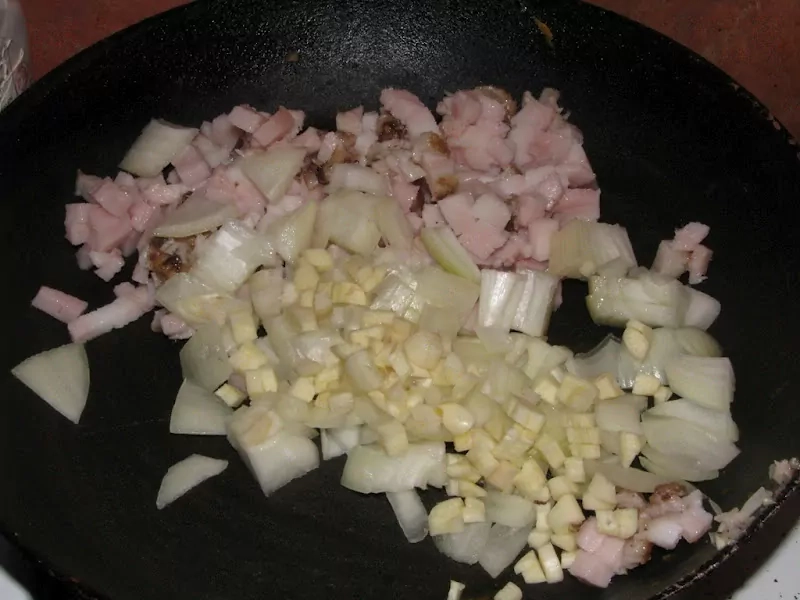 Pildītās kotletes ar bekonu, papriku, tomātiem un sīpoliem