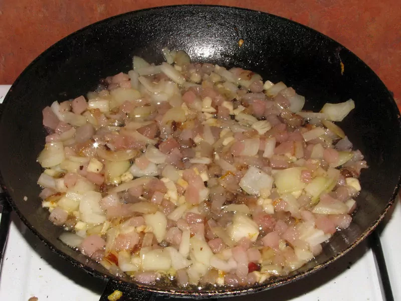 Pildītās kotletes ar bekonu, papriku, tomātiem un sīpoliem