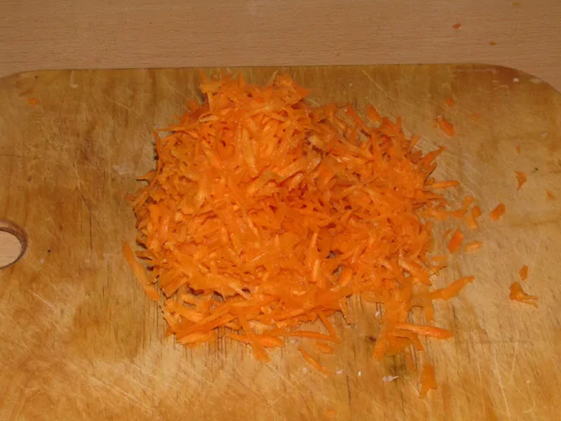 Pildītās kotletes ar bekonu, papriku, tomātiem un sīpoliem