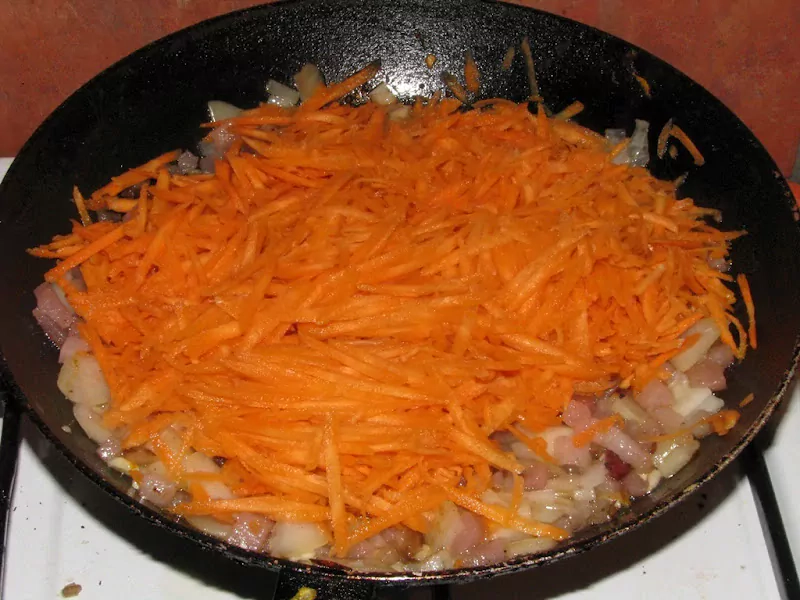 Pildītās kotletes ar bekonu, papriku, tomātiem un sīpoliem