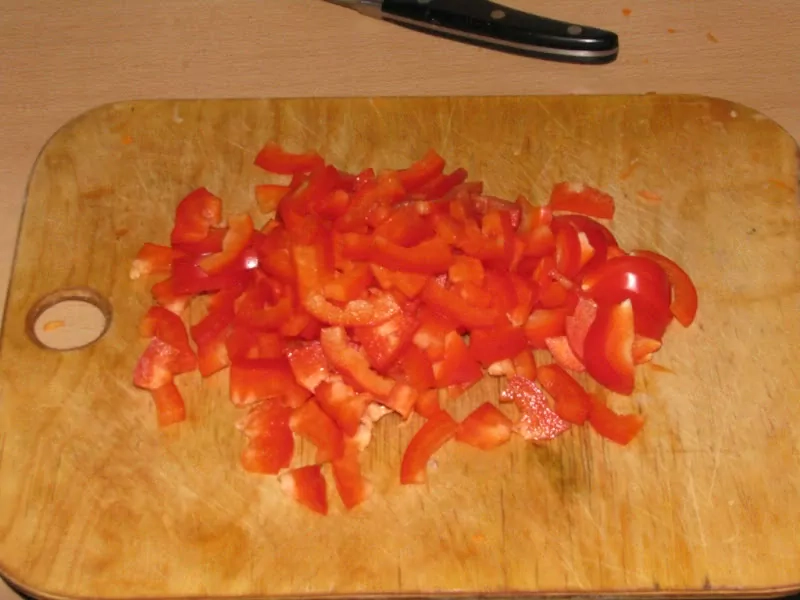 Pildītās kotletes ar bekonu, papriku, tomātiem un sīpoliem