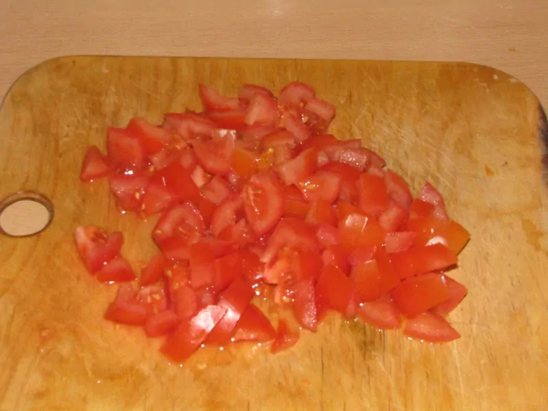 Pildītās kotletes ar bekonu, papriku, tomātiem un sīpoliem