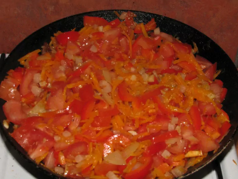 Pildītās kotletes ar bekonu, papriku, tomātiem un sīpoliem