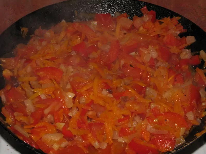 Pildītās kotletes ar bekonu, papriku, tomātiem un sīpoliem