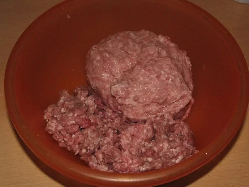 Pildītās kotletes ar bekonu, papriku, tomātiem un sīpoliem