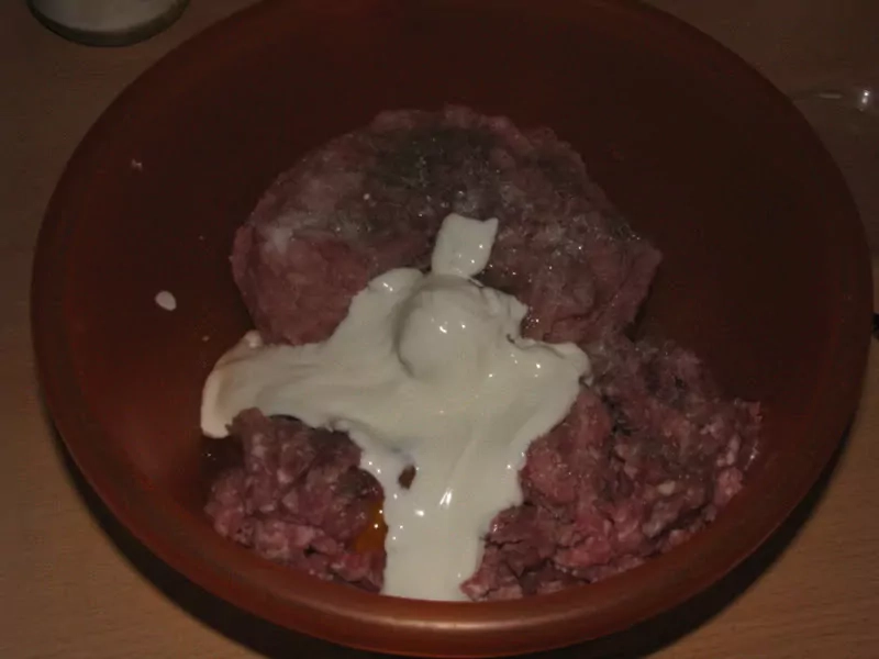 Pildītās kotletes ar bekonu, papriku, tomātiem un sīpoliem