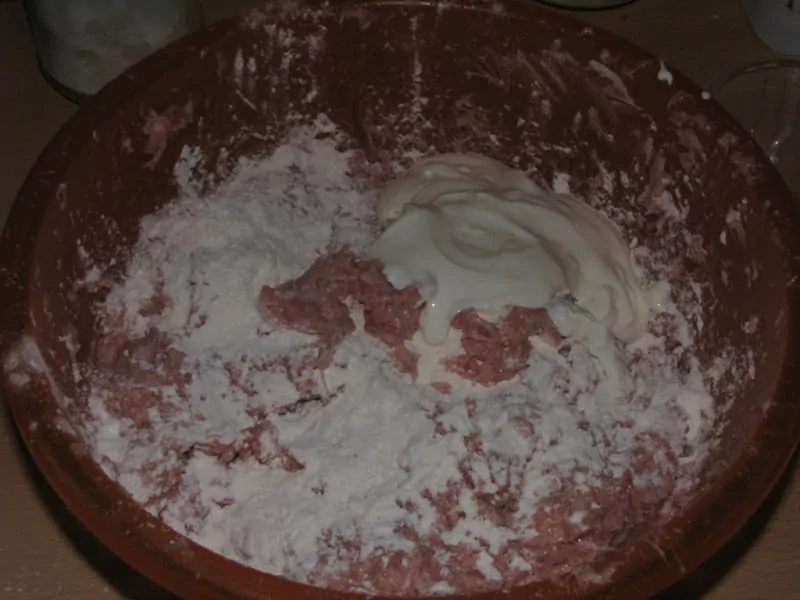 Pildītās kotletes ar bekonu, papriku, tomātiem un sīpoliem