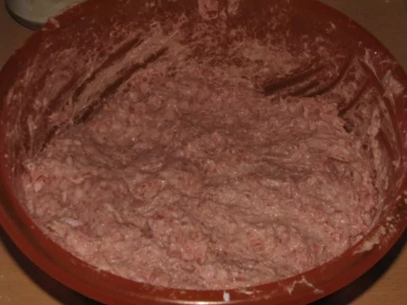 Pildītās kotletes ar bekonu, papriku, tomātiem un sīpoliem