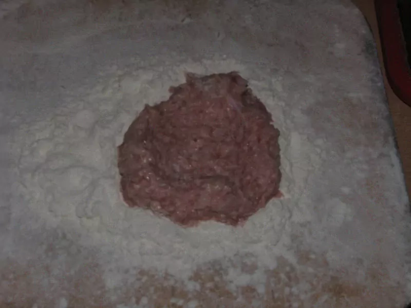 Pildītās kotletes ar bekonu, papriku, tomātiem un sīpoliem