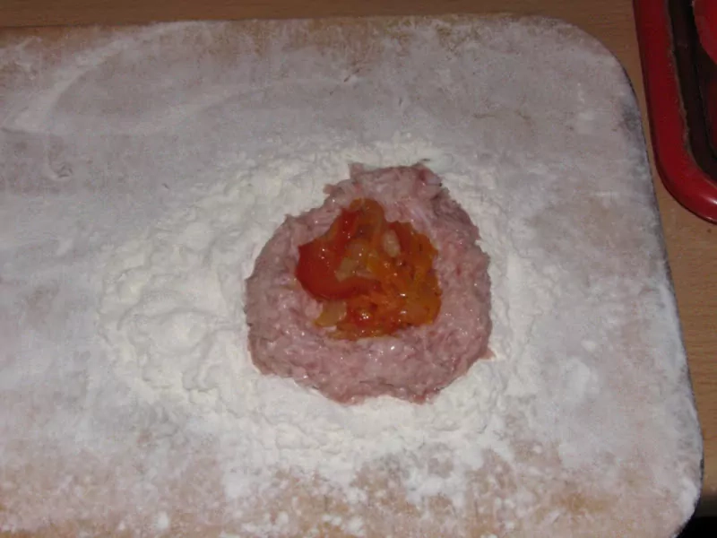 Pildītās kotletes ar bekonu, papriku, tomātiem un sīpoliem