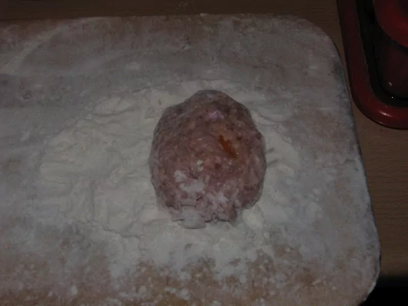 Pildītās kotletes ar bekonu, papriku, tomātiem un sīpoliem