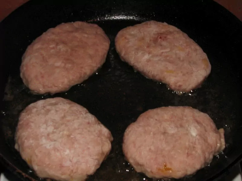 Pildītās kotletes ar bekonu, papriku, tomātiem un sīpoliem