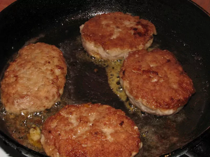 Pildītās kotletes ar bekonu, papriku, tomātiem un sīpoliem