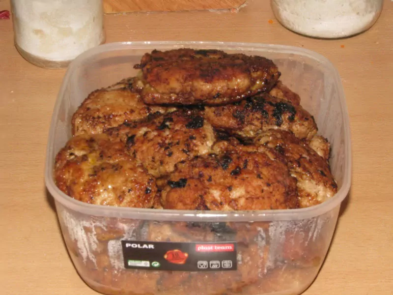 Pildītās kotletes ar bekonu, papriku, tomātiem un sīpoliem