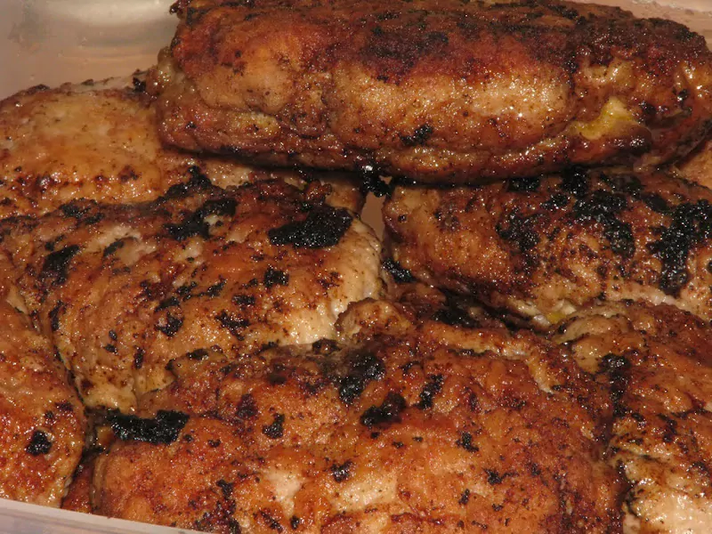 Pildītās kotletes ar bekonu, papriku, tomātiem un sīpoliem