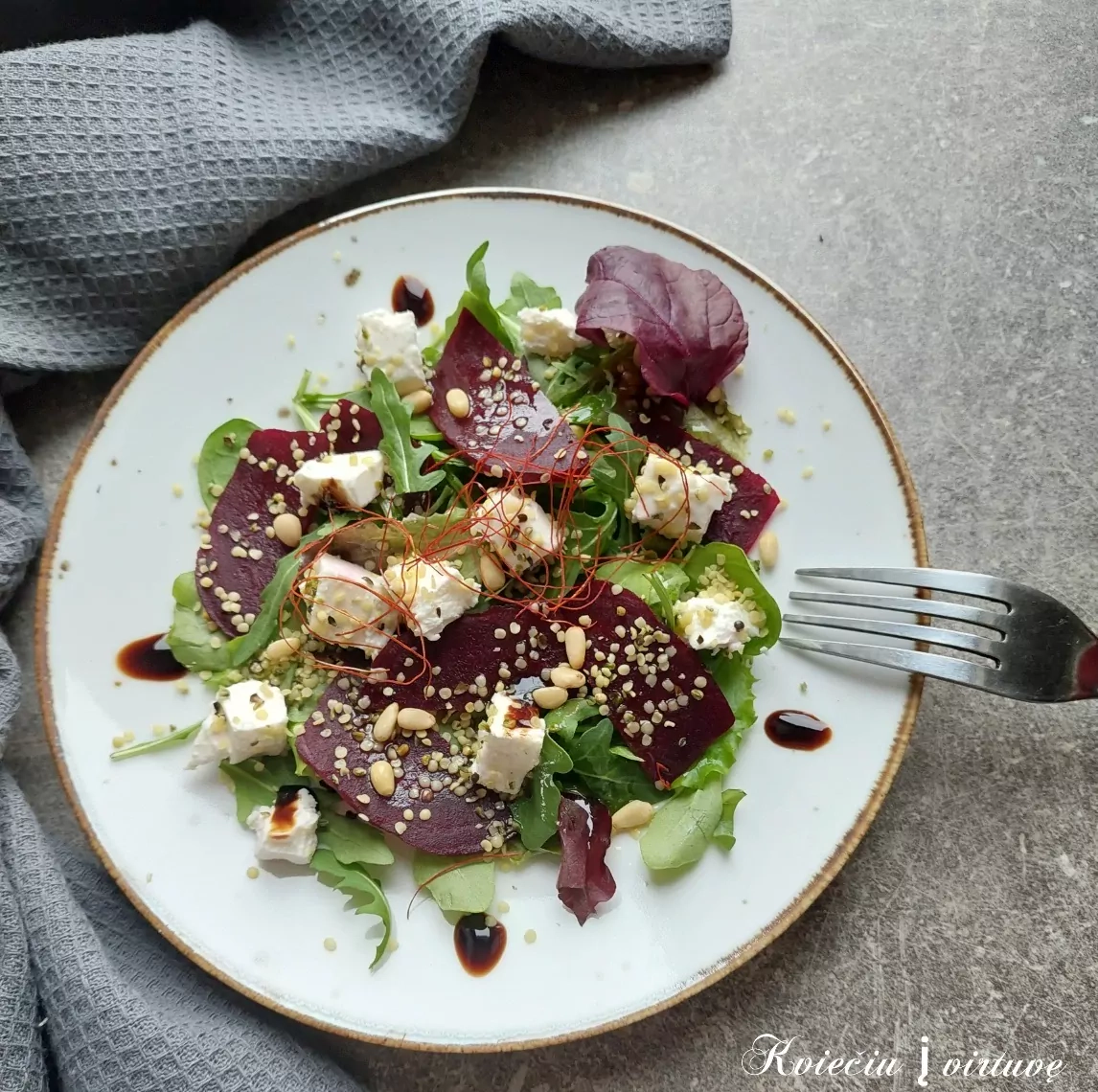 Salotos su burokėliu ir ožkos sūriu bei kanapių branduoliais