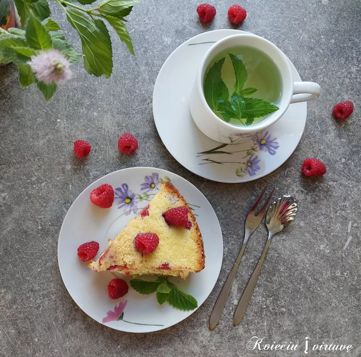 Paprastas, purus pyragas su avietėmis