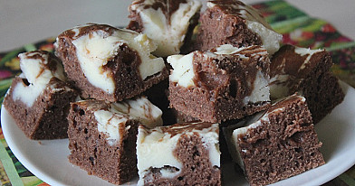 Šokoladinis biskvitinis varškės pyragas
