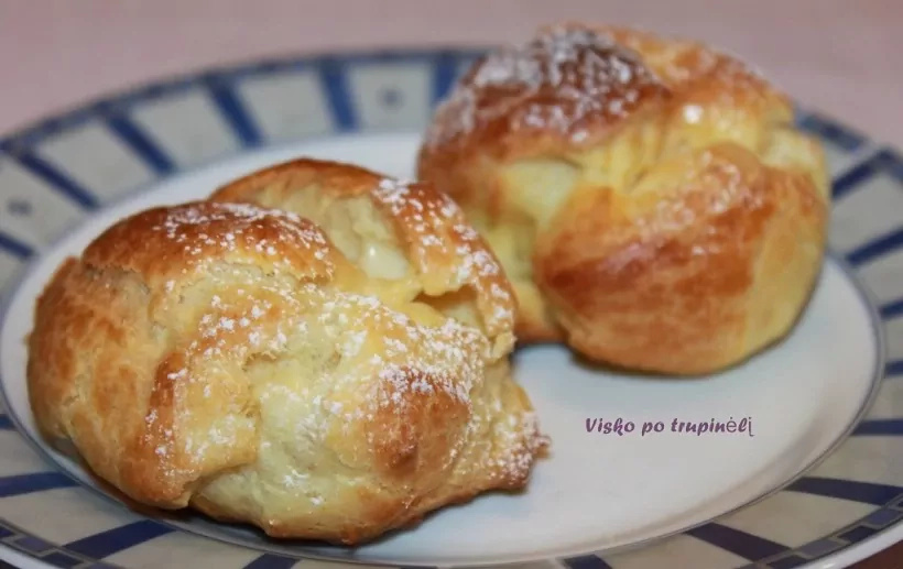 Plikyti pyragaičiai su plikytu kremu