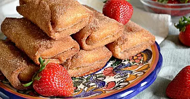 Saldus užkandis: Čimičangos su kreminiu sūriu ir braškėmis