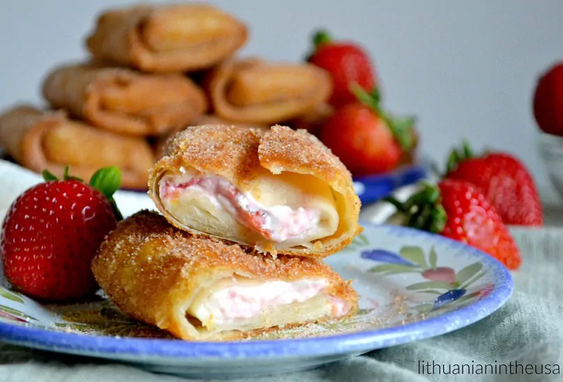 Saldus užkandis: Čimičangos su kreminiu sūriu ir braškėmis