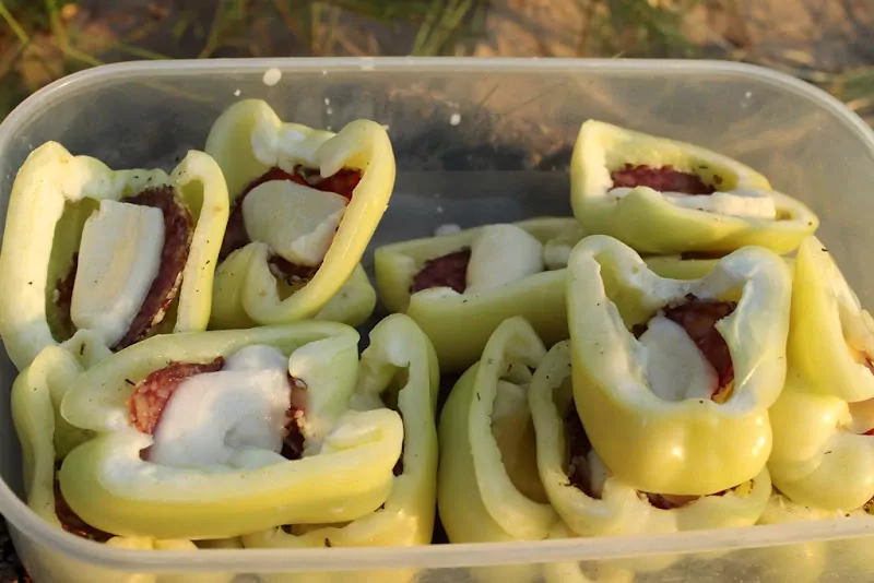 Grilēta paprika ar salami un mocarella sieru